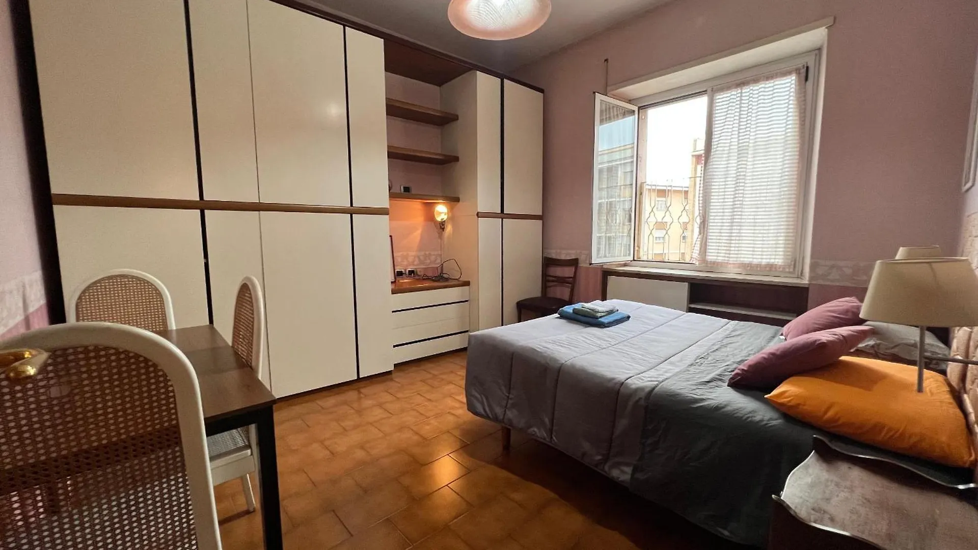 --Colosseum 15 Min-- Trastevere, Free Wi-Fi & A-C Apartment